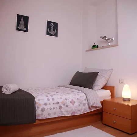 Lili Apartman *